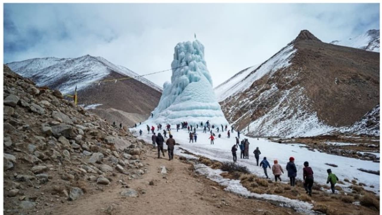 ജലക്ഷാമം രൂക്ഷം; വെള്ളത്തിനായി ഐസ് കോണുകള്‍ നിര്‍മ്മിച്ച് ലഡാക്കികള്‍; ചിത്രങ്ങള്‍ കാണാം !