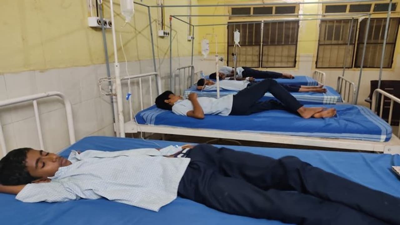 ಬೀದರ್: ಹಾಸ್ಟೇಲ್ನಲ್ಲಿ ರಾತ್ರಿ ಉಳಿದ ಅನ್ನ ಸೇವಿಸಿದ 58 ವಿದ್ಯಾರ್ಥಿಗಳು ಅಸ್ವಸ್ಥ ಬೀದರ್: ಹಾಸ್ಟೇಲ್ನಲ್ಲಿ ರಾತ್ರಿ ಉಳಿದ ಅನ್ನ ಸೇವಿಸಿದ 58 ವಿದ್ಯಾರ್ಥಿಗಳು ಅಸ್ವಸ್ಥ