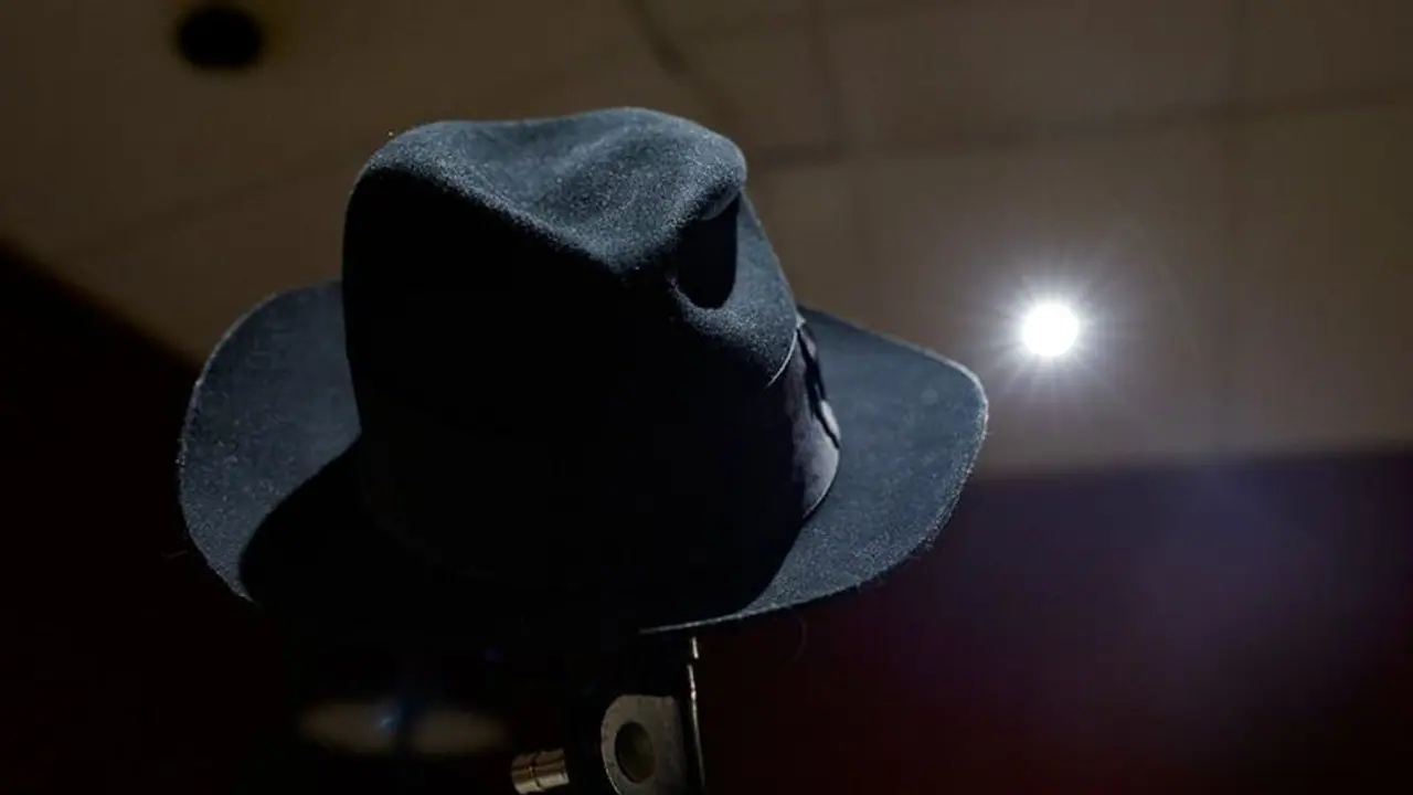 Michael Jackson's moonwalk hat sells for 77,640 Euros