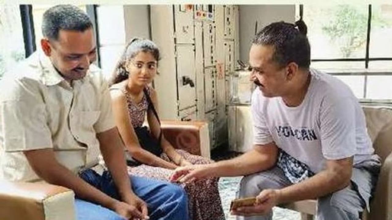 അഞ്ച് വർഷം കാണാമറയത്ത്: ഒടുവിൽ കിലോമീറ്ററുകൾ താണ്ടി പ്രദീപിനായി ഉറ്റവർ കേരളത്തിലെത്തി, ആനന്ദക്കണ്ണീർ അഞ്ച് വർഷം കാണാമറയത്ത്: ഒടുവിൽ കിലോമീറ്ററുകൾ താണ്ടി പ്രദീപിനായി ഉറ്റവർ കേരളത്തിലെത്തി, ആനന്ദക്കണ്ണീർ