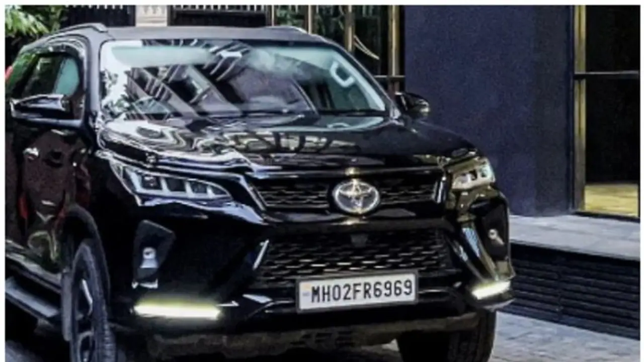 മാരുതി ജനപ്രിയനെ വിറ്റ് ഇന്നോവയുടെ വല്ല്യേട്ടനെ ഗാരേജിലാക്കി സൂപ്പര്താരം, വില അരക്കോടി! മാരുതി ജനപ്രിയനെ വിറ്റ് ഇന്നോവയുടെ വല്ല്യേട്ടനെ ഗാരേജിലാക്കി സൂപ്പര്താരം, വില അരക്കോടി!