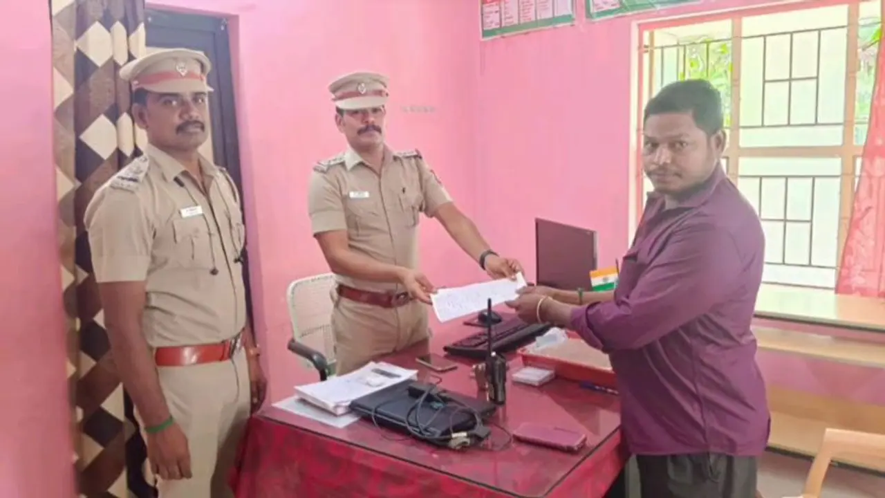 தவறுதலாக வங்கி கணக்கிற்கு மாற்றி அனுப்பப்பட்ட 25 ஆயிரம்; மாற்று திறனாளியின் செயலுக்கு குவியும் பாராட்டு தவறுதலாக வங்கி கணக்கிற்கு மாற்றி அனுப்பப்பட்ட 25 ஆயிரம்; மாற்று திறனாளியின் செயலுக்கு குவியும் பாராட்டு