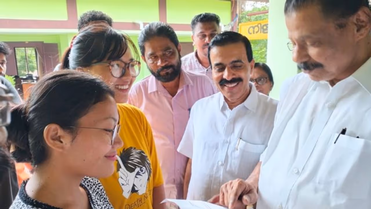 'കേരളത്തിന്റെ സ്നേഹത്തിന് മുന്നില് വാക്കുകളില്ലെന്ന് അലിയാനയും ലില്ലിയും'; പരിചയപ്പെടുത്തി എംവി ഗോവിന്ദന് 'കേരളത്തിന്റെ സ്നേഹത്തിന് മുന്നില് വാക്കുകളില്ലെന്ന് അലിയാനയും ലില്ലിയും'; പരിചയപ്പെടുത്തി എംവി ഗോവിന്ദന്