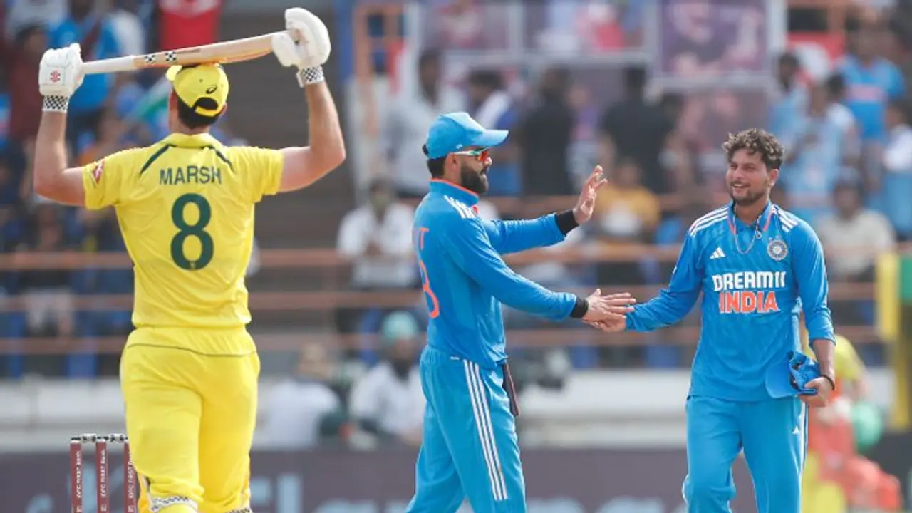 ஜெட் வேகத்தில் சென்ற ஆஸி, ஸ்கோர் – டர்னிங் பாய்ண்டான குல்தீப் யாதவ், பும்ரா – இந்தியாவிற்கு 353 ரன்கள் இலக்கு! ஜெட் வேகத்தில் சென்ற ஆஸி, ஸ்கோர் – டர்னிங் பாய்ண்டான குல்தீப் யாதவ், பும்ரா – இந்தியாவிற்கு 353 ரன்கள் இலக்கு!