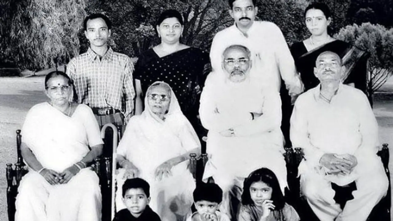 நரேந்திர மோடியின் சகோதரர்கள் பற்றி தெரியுமா.? என்ன செய்றாங்கன்னு தெரியுமா.. அதிர்ச்சி ஆயிடுவீங்க