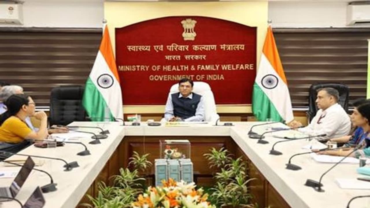 அதிகரிக்கும் டெங்கு: மத்திய சுகாதாரத்துறை அமைச்சர் உயர்மட்ட ஆய்வுக்கூட்டம்! அதிகரிக்கும் டெங்கு: மத்திய சுகாதாரத்துறை அமைச்சர் உயர்மட்ட ஆய்வுக்கூட்டம்!