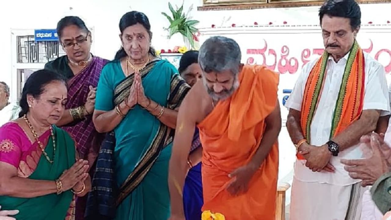 ಲವ್ ಜಿಹಾದ್ಗೆ ಹೆಣ್ಣು ಮಕ್ಕಳು ಬಲಿಯಾಗದಂತೆ ನೋಡಿಕೊಳ್ಳಿ: ಪೇಜಾವರ ಶ್ರೀ ಲವ್ ಜಿಹಾದ್ಗೆ ಹೆಣ್ಣು ಮಕ್ಕಳು ಬಲಿಯಾಗದಂತೆ ನೋಡಿಕೊಳ್ಳಿ: ಪೇಜಾವರ ಶ್ರೀ