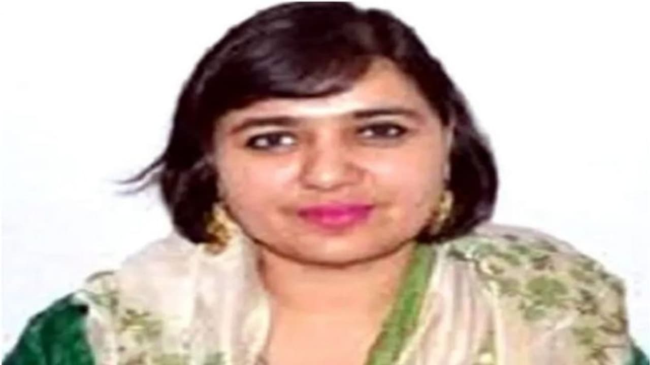 'വിരമിച്ച് വീട്ടിലിരുന്നോളൂ'; ഐഎഎസ് ഉദ്യോഗസ്ഥയോട് നിർബന്ധമായി വിരമിക്കാൻ നിർദേശം നൽകി കേന്ദ്രം, കാരണമിത് 'വിരമിച്ച് വീട്ടിലിരുന്നോളൂ'; ഐഎഎസ് ഉദ്യോഗസ്ഥയോട് നിർബന്ധമായി വിരമിക്കാൻ നിർദേശം നൽകി കേന്ദ്രം, കാരണമിത്