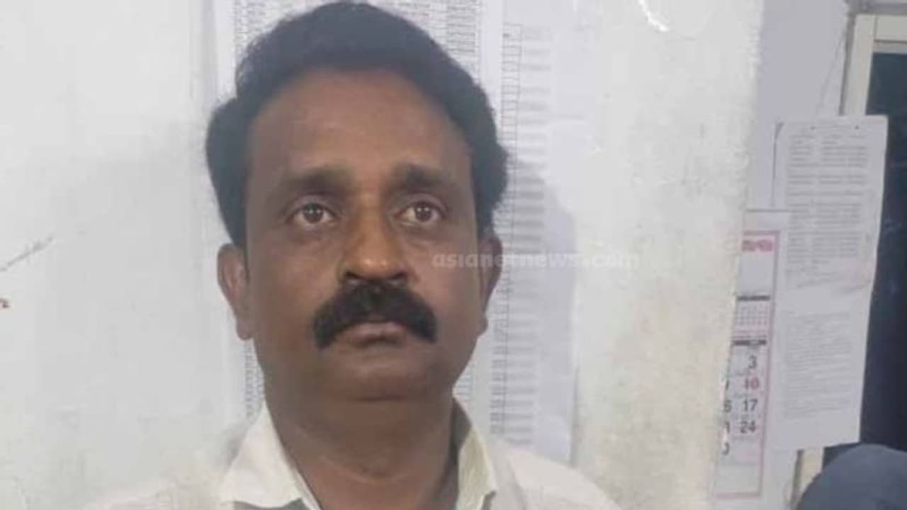 പുൽപ്പള്ളി സഹകരണ ബാങ്ക് തട്ടിപ്പ്: കെകെ എബ്രഹാമിന്റെ വിശ്വസ്തൻ സജീവൻ കൊല്ലപ്പള്ളിയെ ഇഡി അറസ്റ്റ് ചെയ്തു പുൽപ്പള്ളി സഹകരണ ബാങ്ക് തട്ടിപ്പ്: കെകെ എബ്രഹാമിന്റെ വിശ്വസ്തൻ സജീവൻ കൊല്ലപ്പള്ളിയെ ഇഡി അറസ്റ്റ് ചെയ്തു
