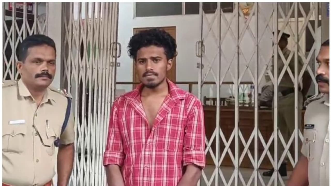 രാത്രിയിൽ ബൈക്കില് കറക്കം, തരംകിട്ടിയാല് മോഷണം; രണ്ട് പേർ പിടിയിൽ, കുടുക്കിയത് സിസിടിവി ദൃശ്യങ്ങള് രാത്രിയിൽ ബൈക്കില് കറക്കം, തരംകിട്ടിയാല് മോഷണം; രണ്ട് പേർ പിടിയിൽ, കുടുക്കിയത് സിസിടിവി ദൃശ്യങ്ങള്