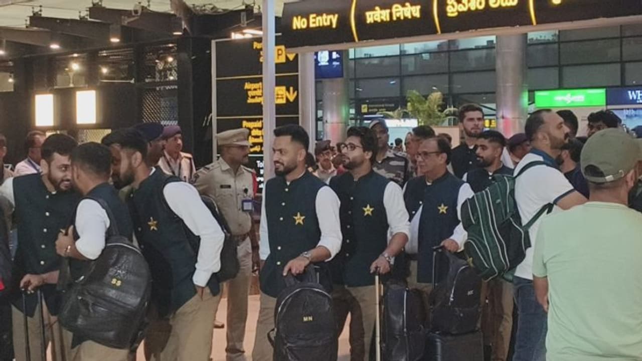 ഇന്ത്യയുടെ സ്നേഹത്തില് അലിഞ്ഞ് ബാബറും റിസ്വാനും ഷഹീനും; സന്തോഷം പങ്കുവച്ച് പാകിസ്ഥാന് താരങ്ങള് ഇന്ത്യയുടെ സ്നേഹത്തില് അലിഞ്ഞ് ബാബറും റിസ്വാനും ഷഹീനും; സന്തോഷം പങ്കുവച്ച് പാകിസ്ഥാന് താരങ്ങള്