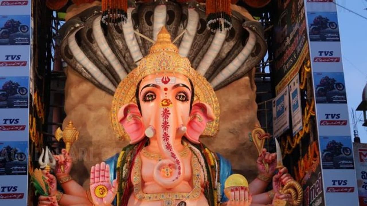 Ganesh Immersion| ఖైరతాబాద్ గణేశుడి నిమజ్జనానికి సర్వం సిద్దం.. ఉదయం 6 గంటలకే శోభాయాత్ర ప్రారంభం.. Ganesh Immersion| ఖైరతాబాద్ గణేశుడి నిమజ్జనానికి సర్వం సిద్దం.. ఉదయం 6 గంటలకే శోభాయాత్ర ప్రారంభం..