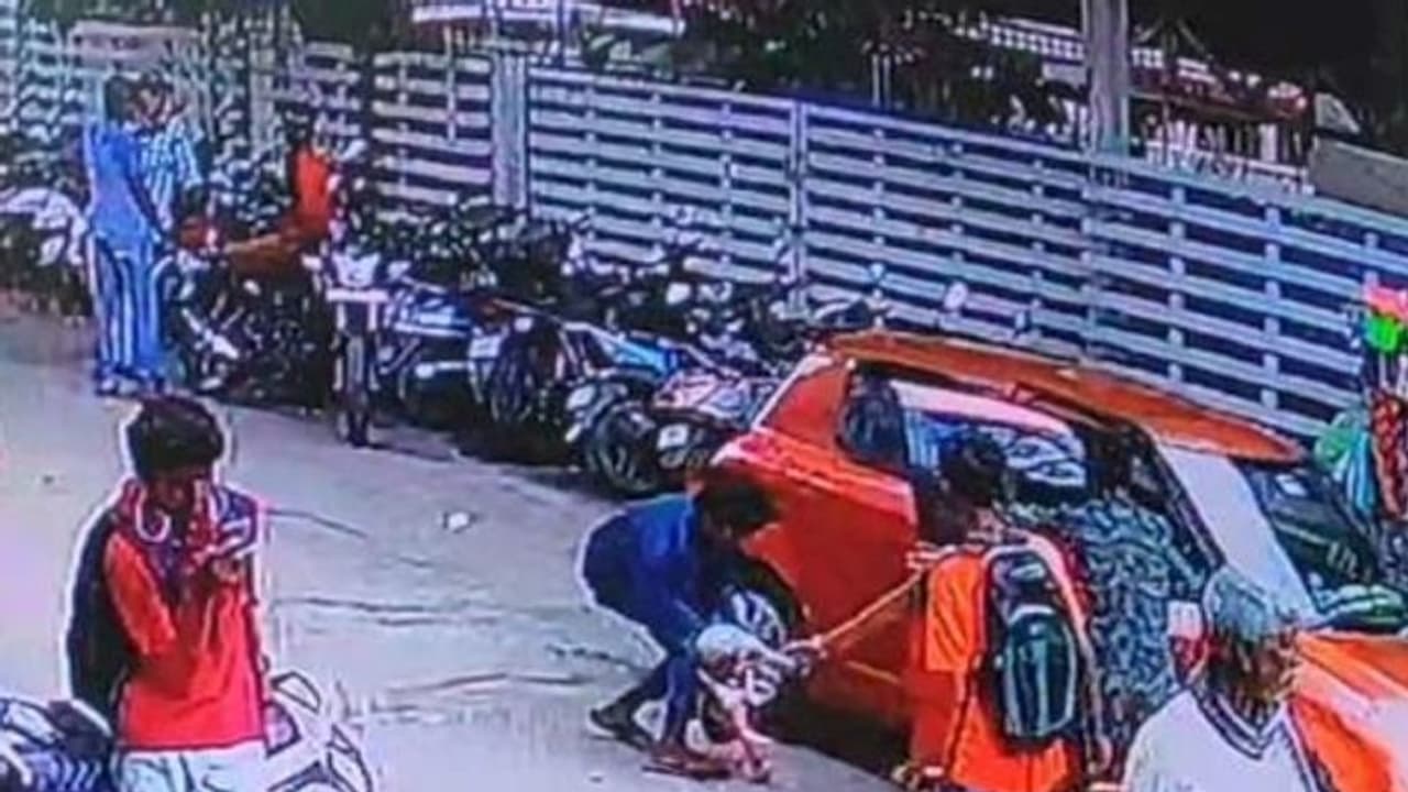 ರಾಮನಗರ: ಯುವಕನ ಸಮಯ ಪ್ರಜ್ಞೆಯಿಂದ ಉಳಿದ ಮಗುವಿನ ಪ್ರಾಣ..! ರಾಮನಗರ: ಯುವಕನ ಸಮಯ ಪ್ರಜ್ಞೆಯಿಂದ ಉಳಿದ ಮಗುವಿನ ಪ್ರಾಣ..!