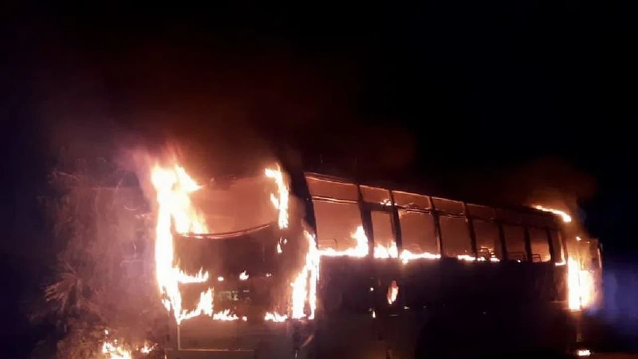 பண்ருட்டி டெப்போவில் திடீரென பற்றி எரிந்த அரசுப் பேருந்துகள்; அதிகாரிகள் விசாரணை பண்ருட்டி டெப்போவில் திடீரென பற்றி எரிந்த அரசுப் பேருந்துகள்; அதிகாரிகள் விசாரணை