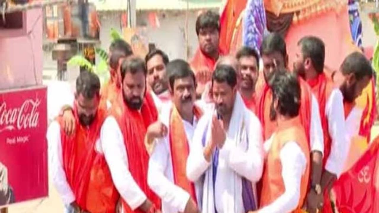 బాలాపూర్ లడ్డూకు రికార్డు ధర:రూ. 27 లక్షలకు దక్కించుకున్న దాసరి దయానంద్ రెడ్డి బాలాపూర్ లడ్డూకు రికార్డు ధర:రూ. 27 లక్షలకు దక్కించుకున్న దాసరి దయానంద్ రెడ్డి