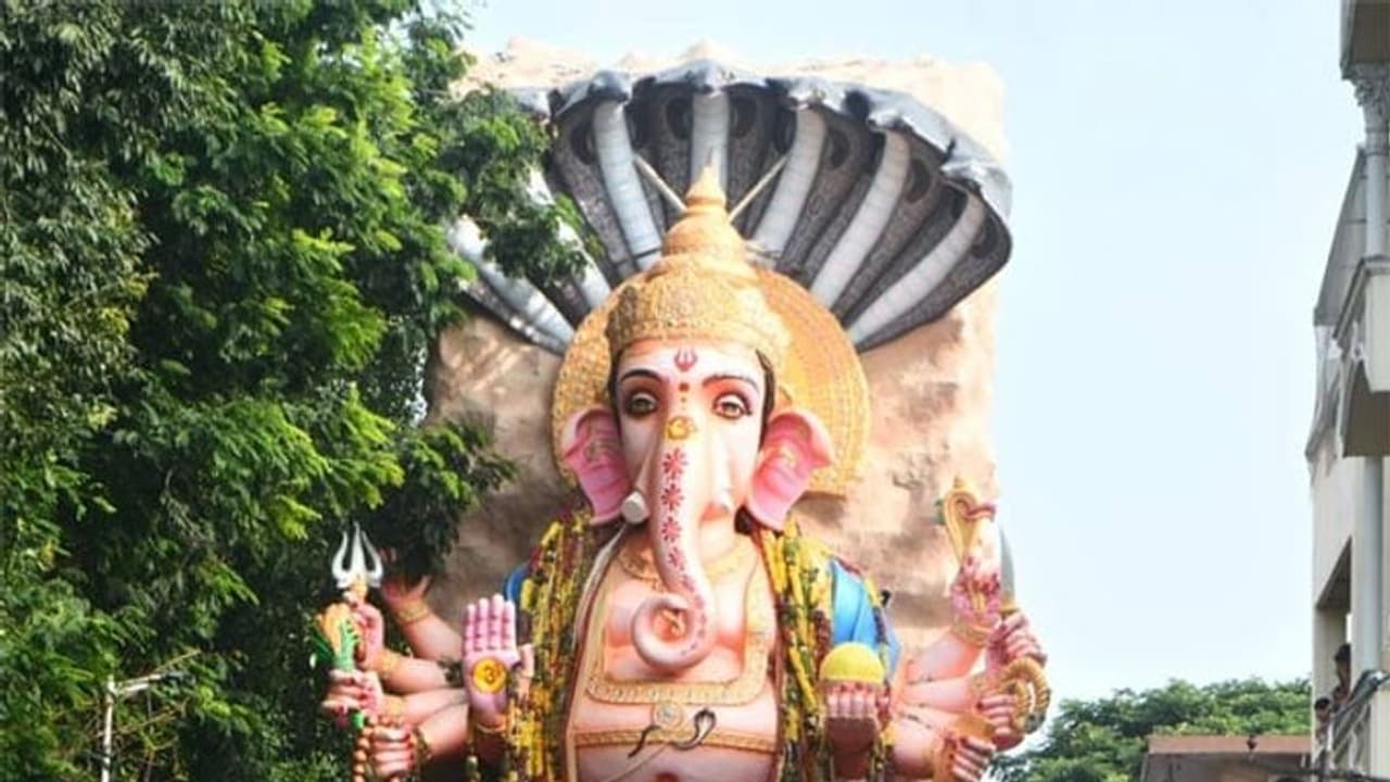 ఖైరతాబాద్ మహాగణపతి నిమజ్జనం పూర్తి...గంగమ్మను చేరుకున్న గణనాథుడు.. ఖైరతాబాద్ మహాగణపతి నిమజ్జనం పూర్తి...గంగమ్మను చేరుకున్న గణనాథుడు..