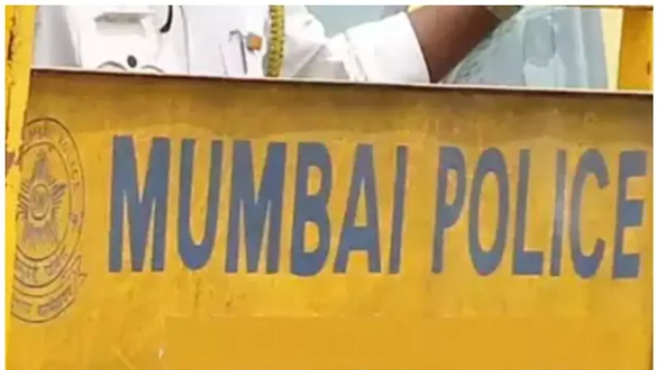 Mumbai: 4 Dharavi police constables suspended for taking bribes from hawkers