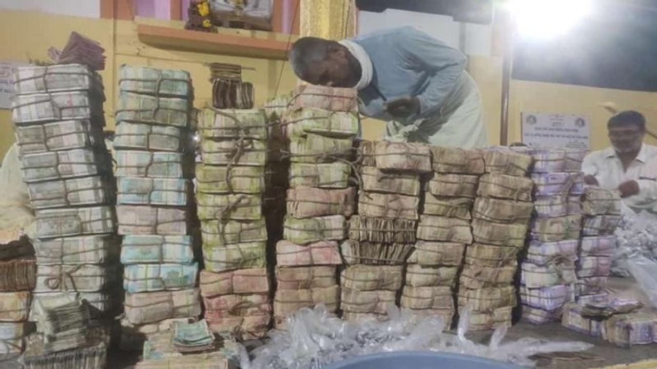 ಚಿತ್ರದುರ್ಗ: ವದ್ದಿಕೆರೆ ಸಿದ್ದಪ್ಪನ ಹುಂಡಿಯಲ್ಲಿತ್ತು ಒಂದೂಕಾಲು ಕೋಟಿ ರೂಪಾಯಿ..!