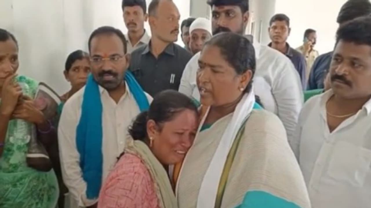 ప్రజాస్వామ్యంలో ఉన్నమా?.. పాకిస్తాన్లో ఉన్నమా?: మంత్రి హరీష్ పర్యటన వేళ పోలీసులపై సీతక్క ఫైర్.. ప్రజాస్వామ్యంలో ఉన్నమా?.. పాకిస్తాన్లో ఉన్నమా?: మంత్రి హరీష్ పర్యటన వేళ పోలీసులపై సీతక్క ఫైర్..