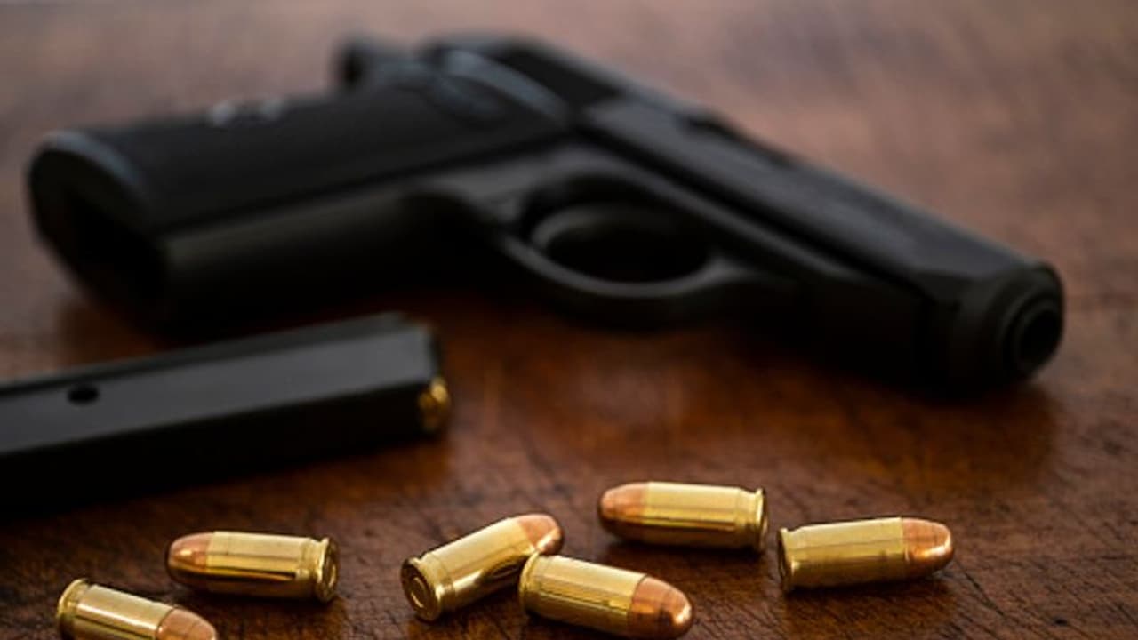 ഭക്ഷണത്തെ ചൊല്ലി തർക്കം; റസ്റ്റോറന്റ് ജീവനക്കാരൻ മൂന്നംഗ കുടുംബത്തിന് നേരെ വെടിയുതിർത്തു ഭക്ഷണത്തെ ചൊല്ലി തർക്കം; റസ്റ്റോറന്റ് ജീവനക്കാരൻ മൂന്നംഗ കുടുംബത്തിന് നേരെ വെടിയുതിർത്തു