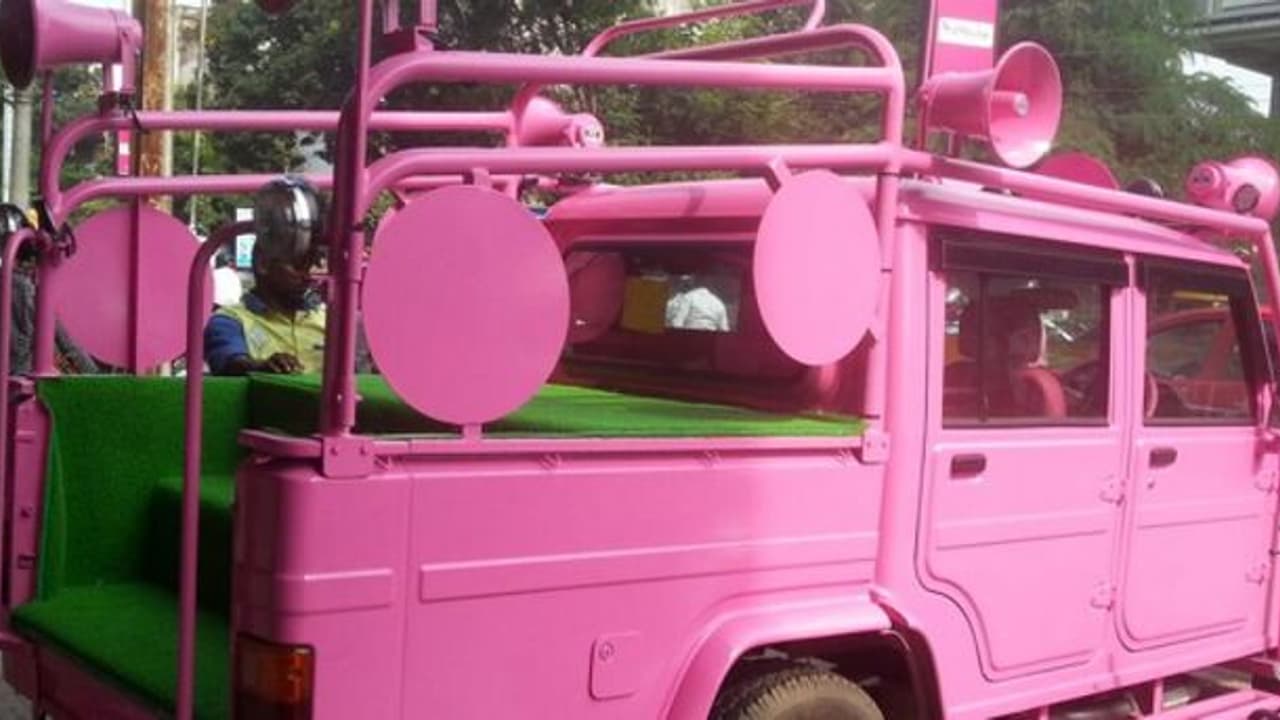 తెలంగాణ ఎన్నికలు : రెడీ అవుతోన్న ప్రచార రథాలు, లక్షలు వెచ్చిస్తోన్న నేతలు.. బీజేపీ నుంచి ఎక్కువ ఆర్డర్లు తెలంగాణ ఎన్నికలు : రెడీ అవుతోన్న ప్రచార రథాలు, లక్షలు వెచ్చిస్తోన్న నేతలు.. బీజేపీ నుంచి ఎక్కువ ఆర్డర్లు