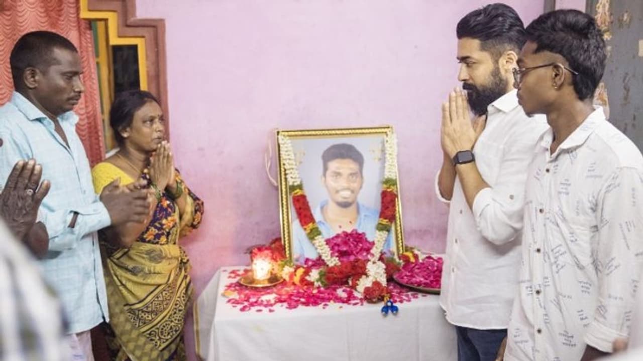 యాక్సిడెంట్ లో సూర్య అభిమాని మృతి.. ఇంటికెళ్లి కుటుంబికులను ఓదార్చిన తమిళస్టార్ యాక్సిడెంట్ లో సూర్య అభిమాని మృతి.. ఇంటికెళ్లి కుటుంబికులను ఓదార్చిన తమిళస్టార్