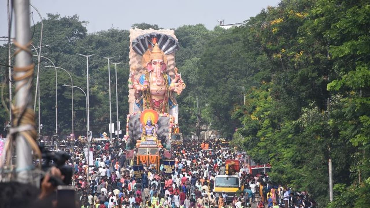 హుస్సేన్ సాగర్లో కొనసాగుతున్న గణేష్ విగ్రహాల నిమజ్జనం: నగరంలో పలు ప్రాంతాల్లో ట్రాఫిక్ జాం హుస్సేన్ సాగర్లో కొనసాగుతున్న గణేష్ విగ్రహాల నిమజ్జనం: నగరంలో పలు ప్రాంతాల్లో ట్రాఫిక్ జాం