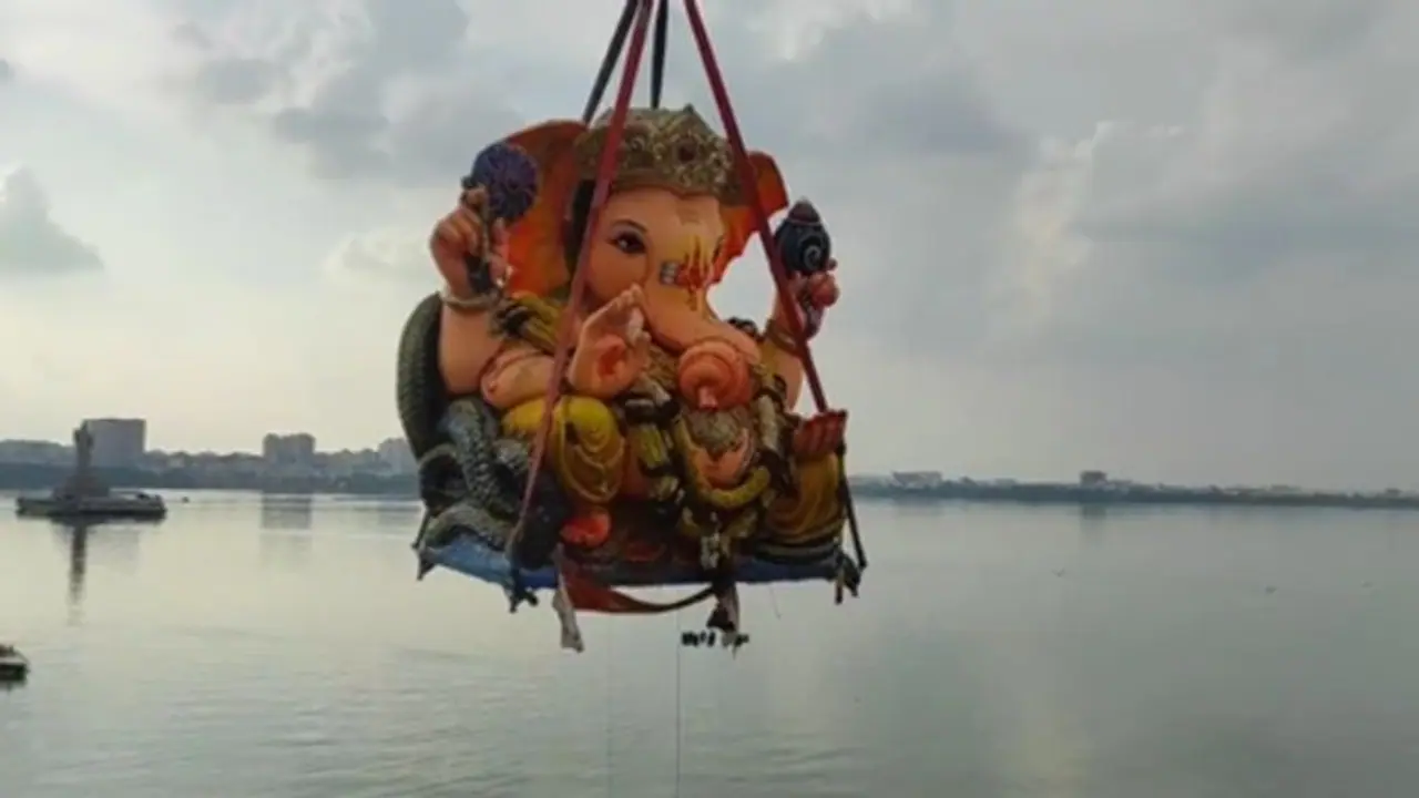 బై బై గణేష్.. గంగమ్మ ఒడికి బాలాపూర్ గణపతి (వీడియో) బై బై గణేష్.. గంగమ్మ ఒడికి బాలాపూర్ గణపతి (వీడియో)