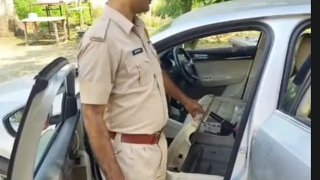 హైదరాబాద్ లో దారుణం ... ప్రియురాలిని కారులో బంధించి రోడ్డుపైనే అఘాయిత్యం హైదరాబాద్ లో దారుణం ... ప్రియురాలిని కారులో బంధించి రోడ్డుపైనే అఘాయిత్యం