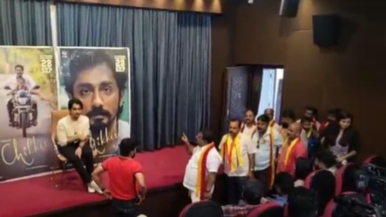 பெங்களூருவில் சித்தா பட ப்ரோமோஷன்.. வலுக்கட்டாயமாக வெளியேற்றப்பட்ட சித்தார்த் பரபரப்பு வீடியோ இதோ!