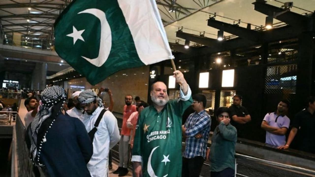 ഹൈദരാബാദ് എയര്പോര്ട്ടില് പാകിസ്ഥാന് പതാക വീശി! പാക് ആരാധകന് ബഷീര് ചാച്ചയെ ചോദ്യം ചെയ്ത് പൊലീസ് വീഡിയോ ഹൈദരാബാദ് എയര്പോര്ട്ടില് പാകിസ്ഥാന് പതാക വീശി! പാക് ആരാധകന് ബഷീര് ചാച്ചയെ ചോദ്യം ചെയ്ത് പൊലീസ് വീഡിയോ