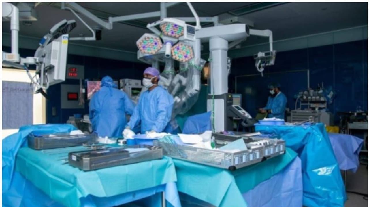 ലോകത്തിലെ ആദ്യ സമ്പൂര്‍ണ റോബോട്ടിക് കരള്‍ മാറ്റിവെക്കല്‍ ശസ്ത്രക്രിയ വിജയകരം; നേട്ടവുമായി സൗദി ആശുപത്രി