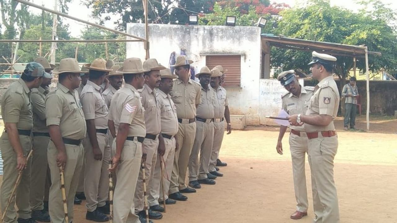 ಕಾವೇರಿ ನೀರಿಗಾಗಿ ಕರ್ನಾಟಕ ಬಂದ್: ರಾಜ್ಯಾದ್ಯಂತ ಪೊಲೀಸರು ಫುಲ್ ಅಲರ್ಟ್! ಕಾವೇರಿ ನೀರಿಗಾಗಿ ಕರ್ನಾಟಕ ಬಂದ್: ರಾಜ್ಯಾದ್ಯಂತ ಪೊಲೀಸರು ಫುಲ್ ಅಲರ್ಟ್!