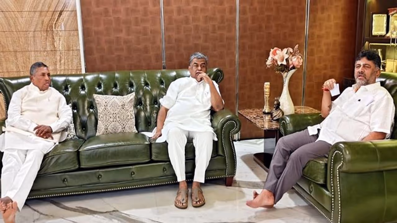 ಸಿಎಂ ಸಿದ್ದು ವಿರುದ್ಧ ಅಸಮಾಧಾನ: ‘ಅತೃಪ್ತ’ ಹರಿಪ್ರಸಾದ್ ಜೊತೆ ಡಿಕೆಶಿ ಚರ್ಚೆ ಸಿಎಂ ಸಿದ್ದು ವಿರುದ್ಧ ಅಸಮಾಧಾನ: ‘ಅತೃಪ್ತ’ ಹರಿಪ್ರಸಾದ್ ಜೊತೆ ಡಿಕೆಶಿ ಚರ್ಚೆ