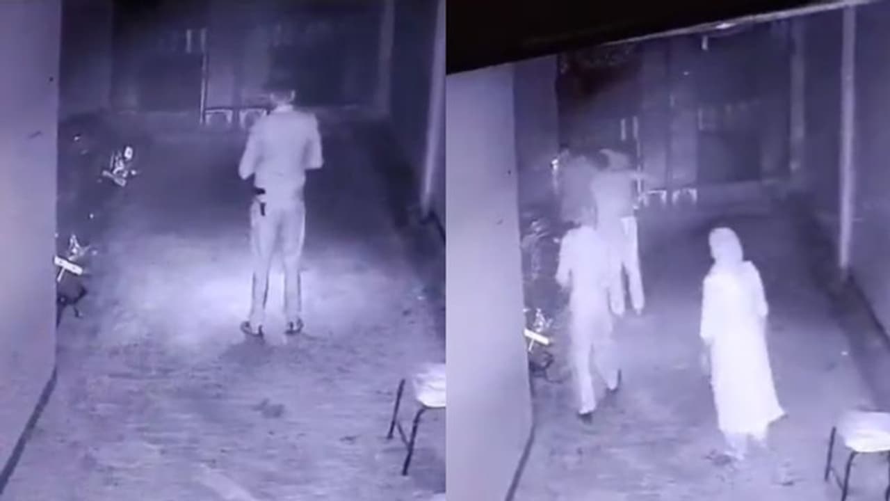 'അധ്യാപകന്റെ ബൈക്കിൽ തോക്ക്', ആയുധക്കടത്തെന്ന കുറ്റം ചുമത്തി അറസ്റ്റ്; എല്ലാം 'മുകളിലൊരാൾ' കണ്ടു, ട്വിസ്റ്റ് 'അധ്യാപകന്റെ ബൈക്കിൽ തോക്ക്', ആയുധക്കടത്തെന്ന കുറ്റം ചുമത്തി അറസ്റ്റ്; എല്ലാം 'മുകളിലൊരാൾ' കണ്ടു, ട്വിസ്റ്റ്