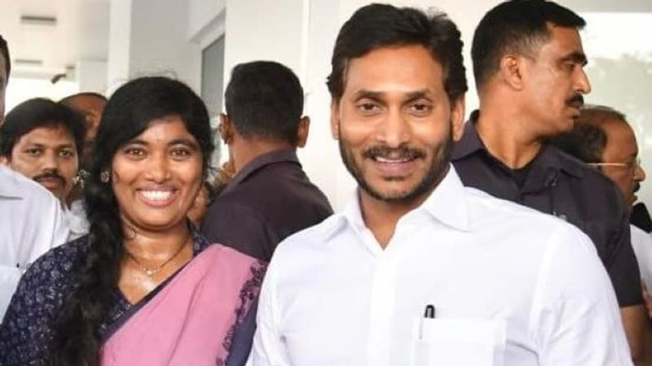 నందిగామ వైసిపిలో పాలి'ట్రిక్స్'... జగన్ ను కలిసిన జడ్పిటిసి, ఎమ్మెల్యేగా పోటీకి సై..! (వీడియో) నందిగామ వైసిపిలో పాలి'ట్రిక్స్'... జగన్ ను కలిసిన జడ్పిటిసి, ఎమ్మెల్యేగా పోటీకి సై..! (వీడియో)