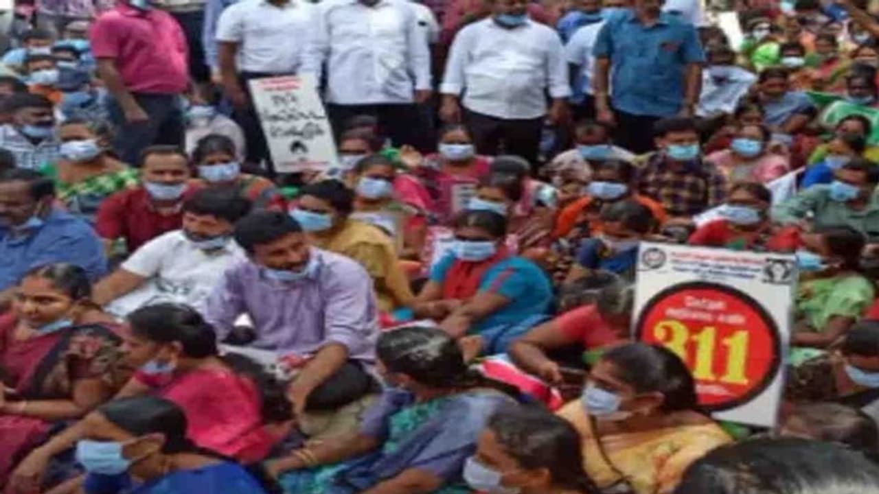 போராட்டக் களமான பேராசியர் அன்பழகன் வளாகம்: 17 ஆசிரியர்கள் மயக்கம்!