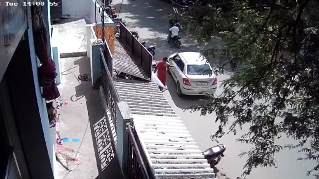 தனியாக இருந்த மூதாட்டிக்கு ஆப்பிளை நருக்கி கொடுத்து 40 சவரன் நகை கொள்ளை; மைத்திலிக்கு போலீஸ் வலை? தனியாக இருந்த மூதாட்டிக்கு ஆப்பிளை நருக்கி கொடுத்து 40 சவரன் நகை கொள்ளை; மைத்திலிக்கு போலீஸ் வலை?