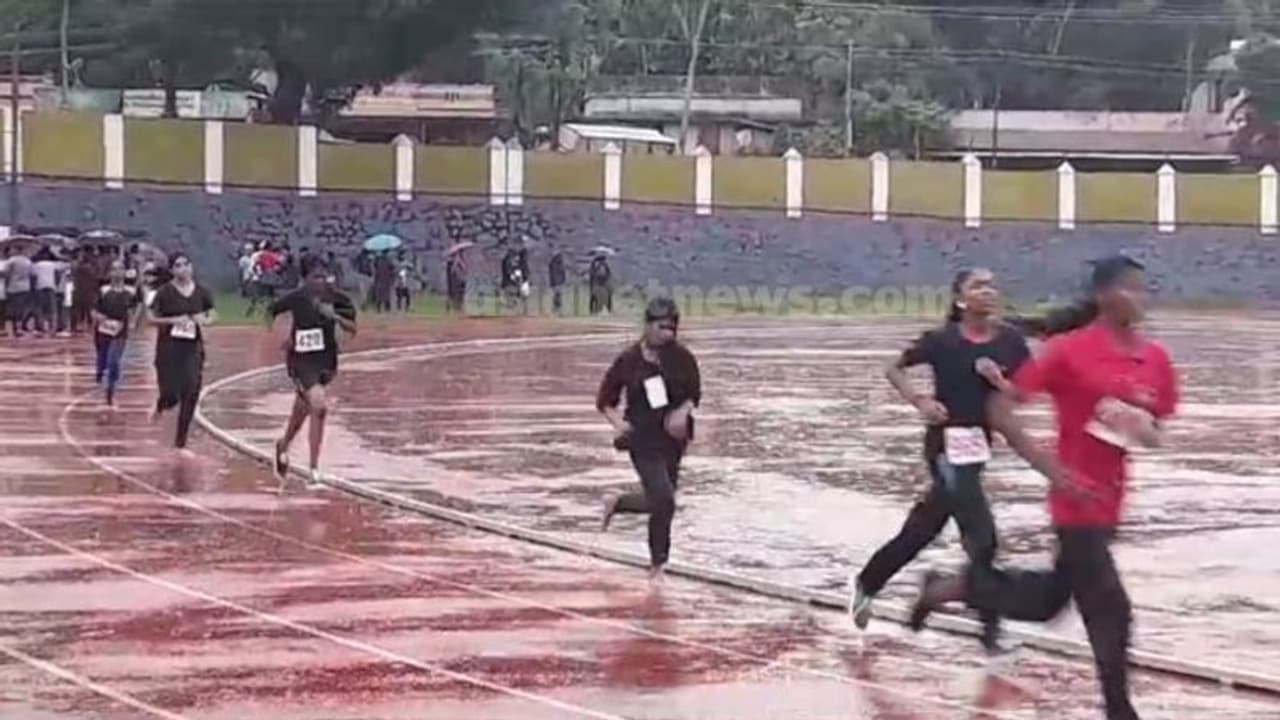 കാട്ടാക്കട സബ് ജില്ലാ അത്ലറ്റിക് മീറ്റ്: പെരുമഴയിൽ നനഞ്ഞ് വിറച്ച് കുട്ടികൾ, വിചിത്ര ന്യായവുമായി എഇഒ കാട്ടാക്കട സബ് ജില്ലാ അത്ലറ്റിക് മീറ്റ്: പെരുമഴയിൽ നനഞ്ഞ് വിറച്ച് കുട്ടികൾ, വിചിത്ര ന്യായവുമായി എഇഒ