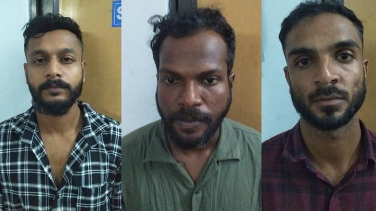 സ്വർണ്ണവുമായി റെജീന, കൈപ്പറ്റാൻ 2 പേർ, തട്ടിക്കൊണ്ടുപോകാൻ 3 പേർ; നെടുമ്പാശേരി വിമാനത്താവളത്തിൽ കൂട്ട അറസ്റ്റ് സ്വർണ്ണവുമായി റെജീന, കൈപ്പറ്റാൻ 2 പേർ, തട്ടിക്കൊണ്ടുപോകാൻ 3 പേർ; നെടുമ്പാശേരി വിമാനത്താവളത്തിൽ കൂട്ട അറസ്റ്റ്