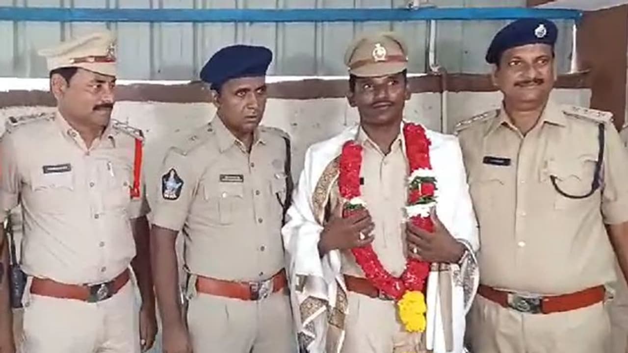 వీళ్ళుకదా సూపర్ పోలీసులంటే... ప్రాణాలకు తెగించి యువతిని కాపాడిన ఖాకీలు (వీడియో) వీళ్ళుకదా సూపర్ పోలీసులంటే... ప్రాణాలకు తెగించి యువతిని కాపాడిన ఖాకీలు (వీడియో)