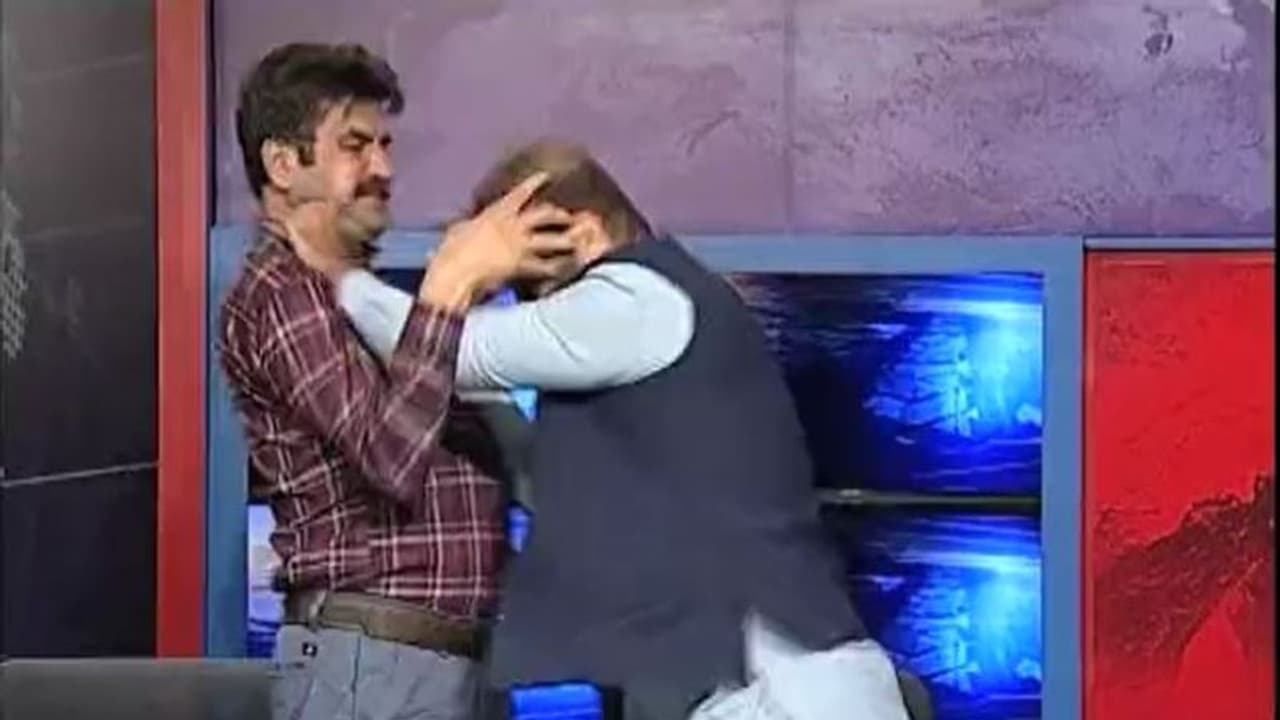 ಟಿವಿ ಡಿಬೇಟ್ನಲ್ಲಿ ಕ್ಯಾಮರಾ ಮುಂದೆಯೇ ಹೊಡೆದಾಡಿಕೊಂಡ ಪಾಕ್ ನಾಯಕರು: ವೀಡಿಯೋ ಟಿವಿ ಡಿಬೇಟ್ನಲ್ಲಿ ಕ್ಯಾಮರಾ ಮುಂದೆಯೇ ಹೊಡೆದಾಡಿಕೊಂಡ ಪಾಕ್ ನಾಯಕರು: ವೀಡಿಯೋ