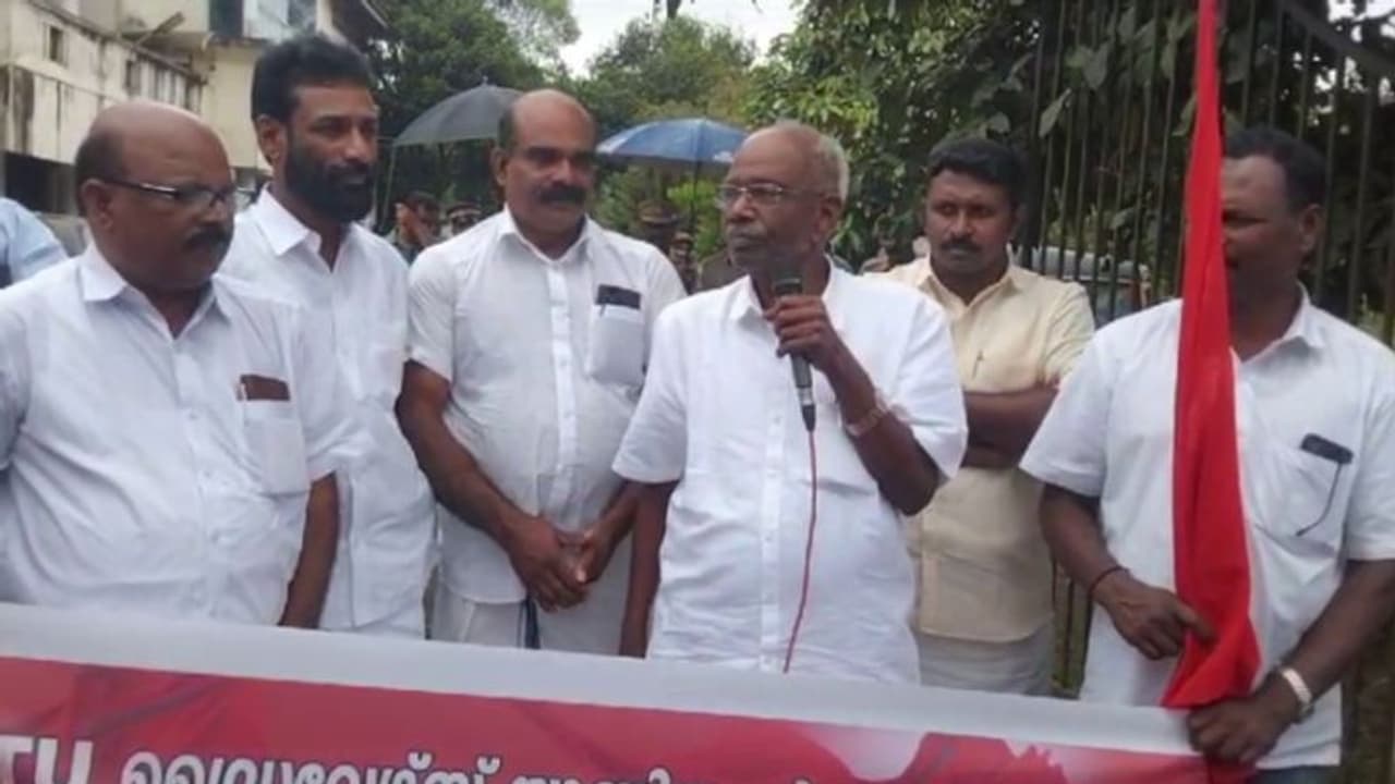 ഔദ്യോഗികകൃത്യനിർവഹണത്തിൽ രാഷ്ട്രീയമെടുത്താൽ ഞങ്ങളും രാഷ്ട്രീയം എടുക്കും ,പിന്നെ നീയൊന്നും ഇവിടെ ജീവിക്കുകയില്ല