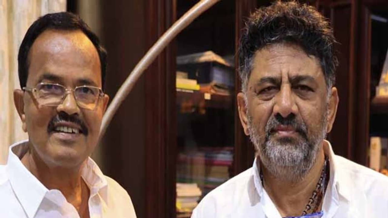  కర్ణాటక డిప్యూటీ సీఎం డీకే శివకుమార్ తో మోత్కుపల్లి భేటీ: వచ్చే నెలలో కాంగ్రెస్‌లోకి