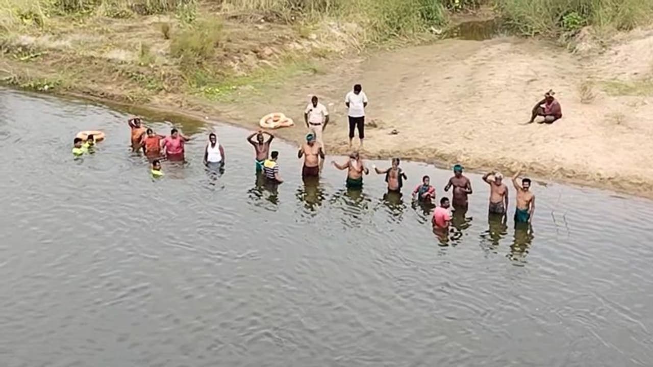 காவிரி ஆற்றங்கரையில் சித்தராமையாவுக்கு இறுதிச்சடங்கு; திருச்சியில் ஆற்றில் இறங்கிய விவசாயிகளால் பரபரப்பு காவிரி ஆற்றங்கரையில் சித்தராமையாவுக்கு இறுதிச்சடங்கு; திருச்சியில் ஆற்றில் இறங்கிய விவசாயிகளால் பரபரப்பு