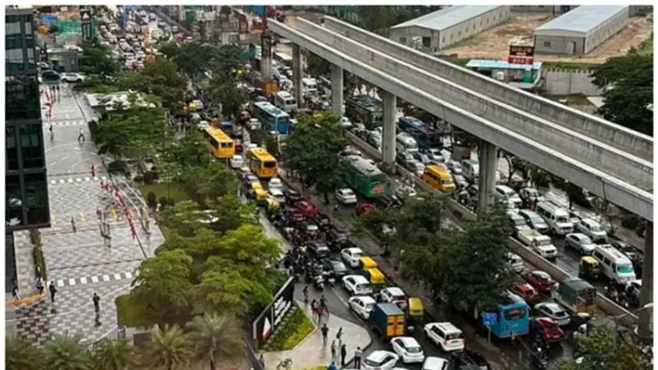 അഴിയാക്കുരുക്ക്; മൂന്ന് മണിക്കൂര് കൊണ്ട് 12 കിലോമീറ്റര് നടന്നിട്ടും അഴിയാതെ ബെംഗളൂരുവിലെ ട്രാഫിക് ബ്ലോക്ക്! അഴിയാക്കുരുക്ക്; മൂന്ന് മണിക്കൂര് കൊണ്ട് 12 കിലോമീറ്റര് നടന്നിട്ടും അഴിയാതെ ബെംഗളൂരുവിലെ ട്രാഫിക് ബ്ലോക്ക്!