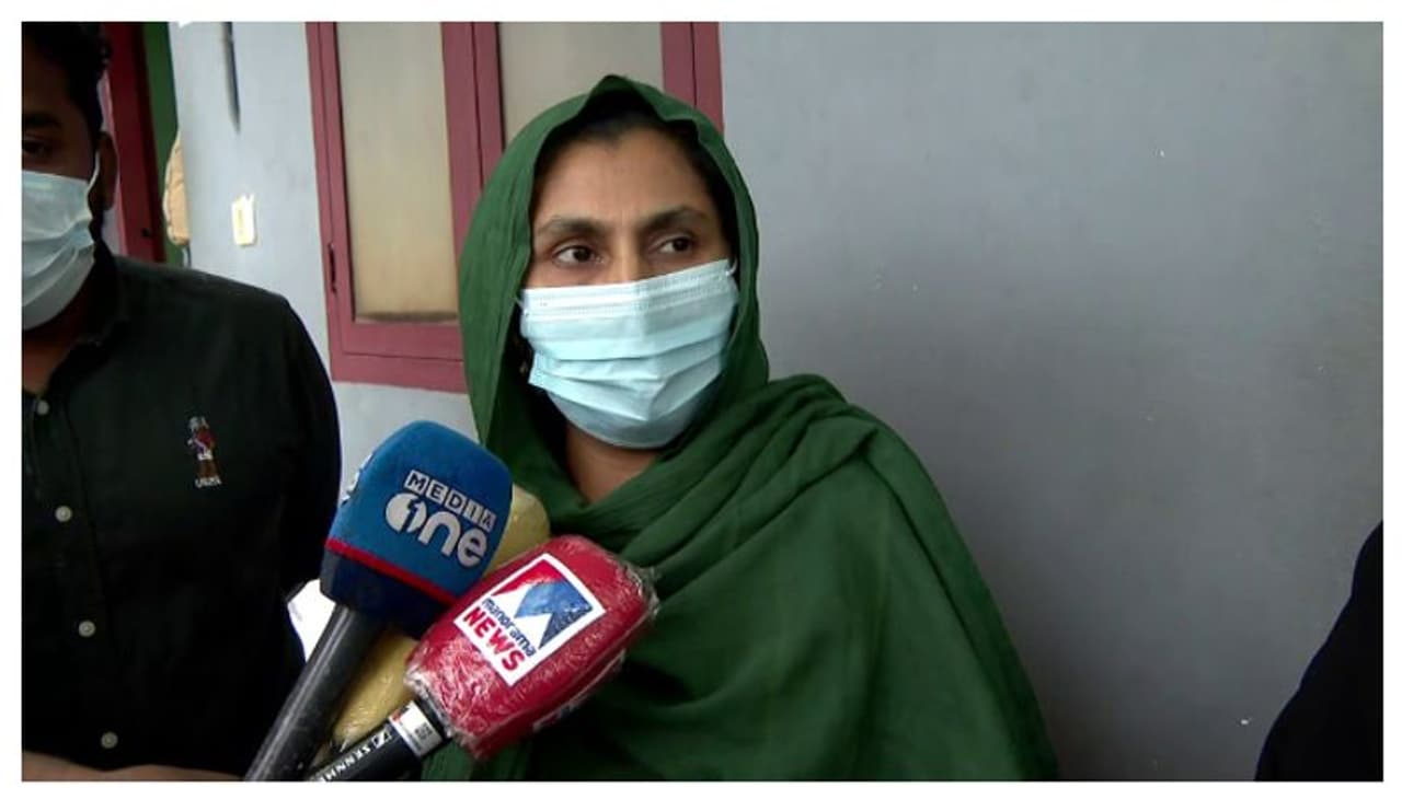 'മകൾക്ക് വിറയലുണ്ടായി, അത്യാഹിത വിഭാഗത്തിലാണിപ്പോൾ, കാണാൻ നടപടിയുണ്ടാകണം'; രക്തം മാറി നൽകിയ യുവതിയുടെ അമ്മ 'മകൾക്ക് വിറയലുണ്ടായി, അത്യാഹിത വിഭാഗത്തിലാണിപ്പോൾ, കാണാൻ നടപടിയുണ്ടാകണം'; രക്തം മാറി നൽകിയ യുവതിയുടെ അമ്മ