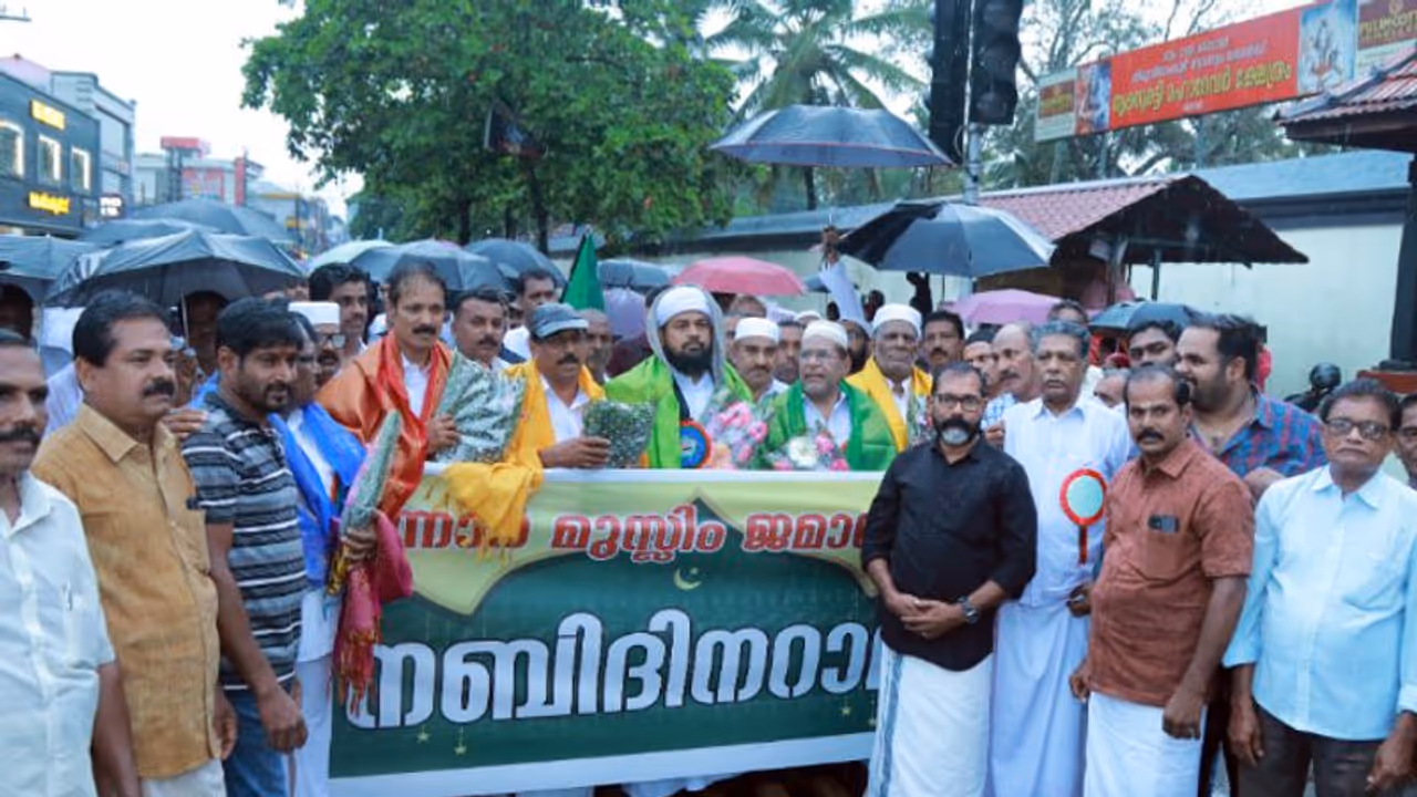 മതസാഹോദര്യത്തിന്‍റെ മാന്നാര്‍; നബിദിന റാലിക്ക് ക്ഷേത്രനടകളില്‍ വാദ്യമേളങ്ങളോടെ സ്വീകരണം