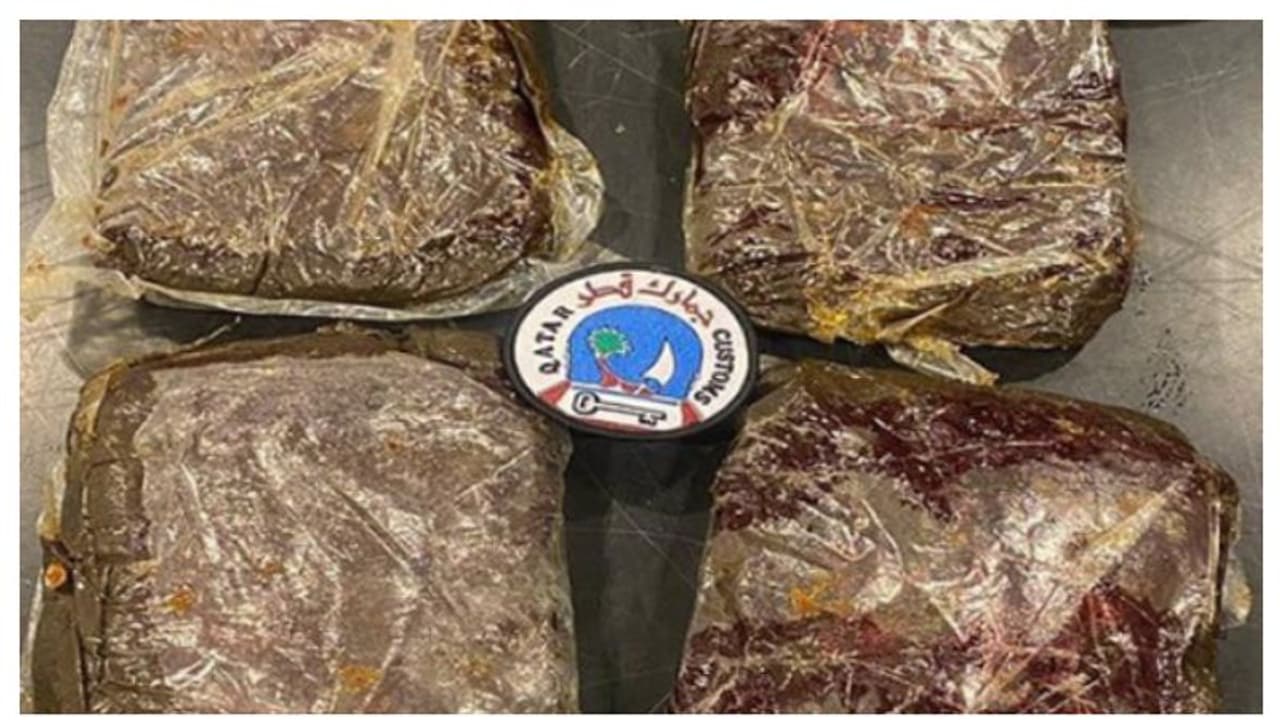 സംശയം തോന്നി വിശദ പരിശോധന നടത്തി; വിമാനത്താവളത്തില് യാത്രക്കാരനില് നിന്ന് പിടിച്ചെടുത്തത് 4.1 കിലോ ഹാഷിഷ് സംശയം തോന്നി വിശദ പരിശോധന നടത്തി; വിമാനത്താവളത്തില് യാത്രക്കാരനില് നിന്ന് പിടിച്ചെടുത്തത് 4.1 കിലോ ഹാഷിഷ്