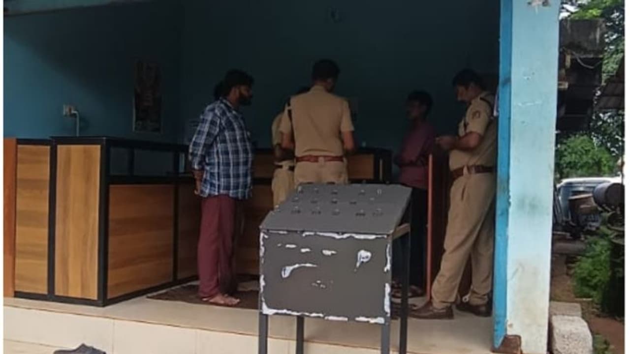 ലോട്ടറി വില്പനയുടെ മറവില് മറ്റൊരു തട്ടിപ്പുമായി ഏജന്സികള്; വ്യാപക റെയ്ഡ്, നടത്തിപ്പുകാര്ക്കെതിരെ നടപടി ലോട്ടറി വില്പനയുടെ മറവില് മറ്റൊരു തട്ടിപ്പുമായി ഏജന്സികള്; വ്യാപക റെയ്ഡ്, നടത്തിപ്പുകാര്ക്കെതിരെ നടപടി